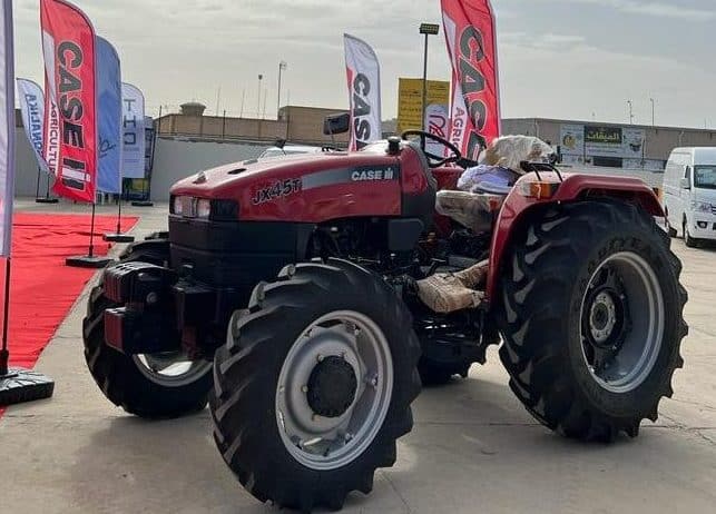 صورة لجرار زراعي في معرض طرابلس الدولي